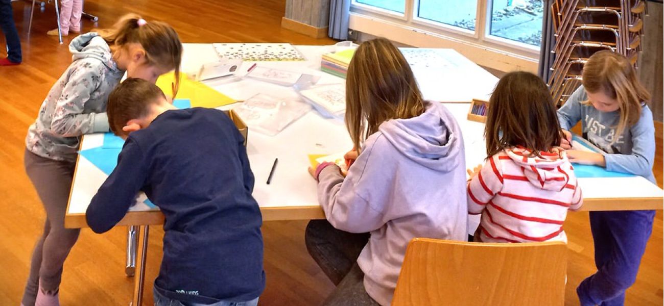 Kinderkirche und Chnöpfli-Chilä mit Weihnachtsbasteln