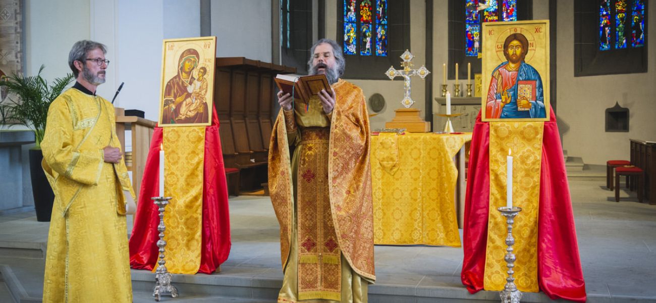Ikonen, Goldbrokat, Weihrauch – und Ewigkeit
