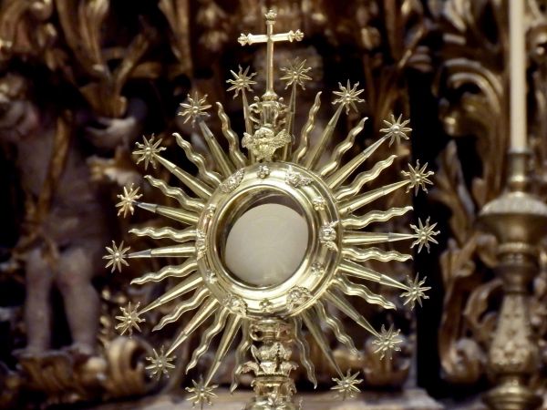 Herzliche Einladung zum Fronleichnamsgottesdienst unter freiem Himmel im Jakob-Züllig-Park ein.